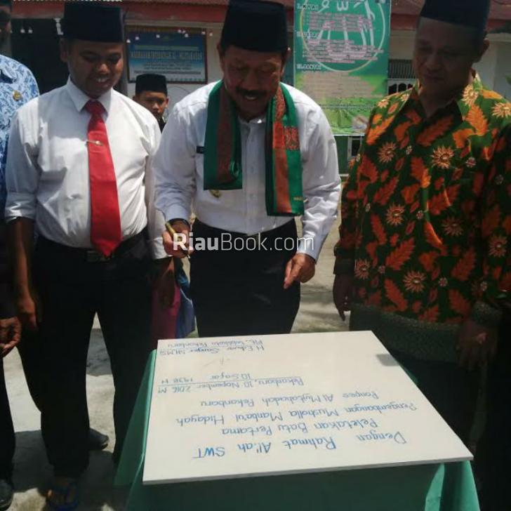 Disambut Meriah Sejumlah Santri, Edwar Sanger Terharu
