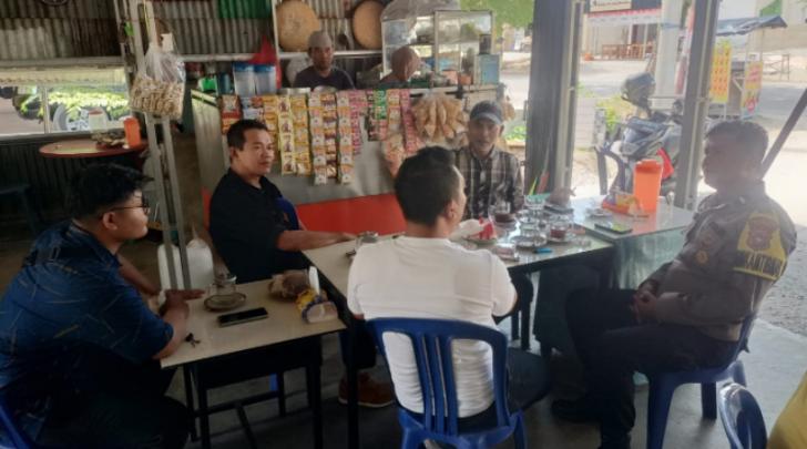 Bhabinkamtibmas Sambangi Tokoh Pemuda Masyarakat Tuah Madani Ciptakan Suasana Kondusif
