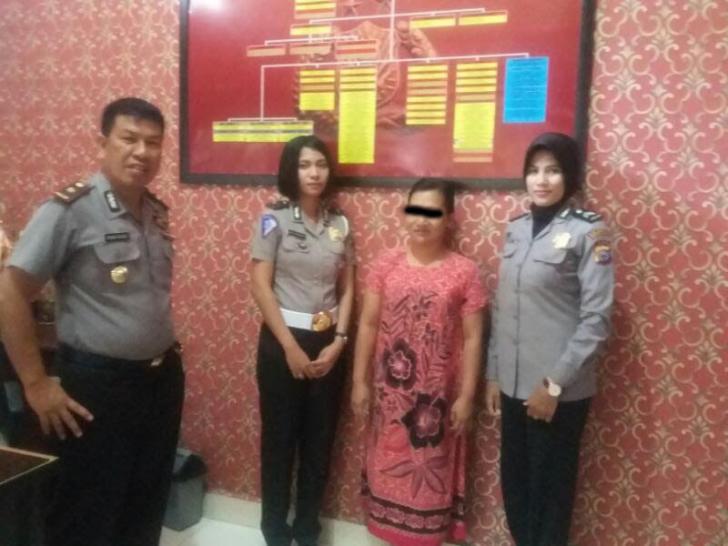 Mucikari Cantik ini Ditangkap di Lokalisasi Maredan, Dibawa Polisi Masih Pakai Daster