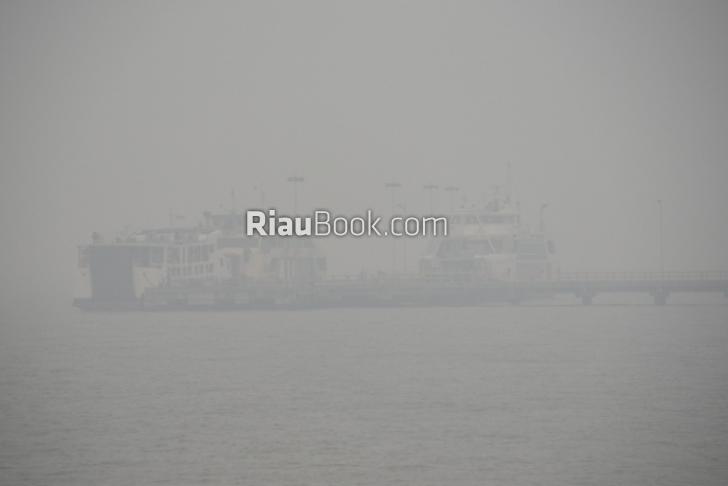 Dahsyat, Laut pun Gelap Diselimuti Asap Riau