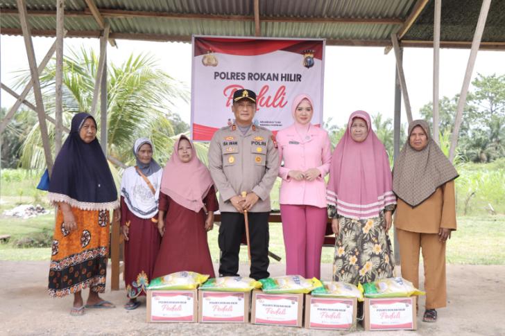 Polres Rohil Gelar Jumat Berkah, Kapolres dan Bhayangkari Salurkan 50 Paket Sembako kepada Masyarakat
