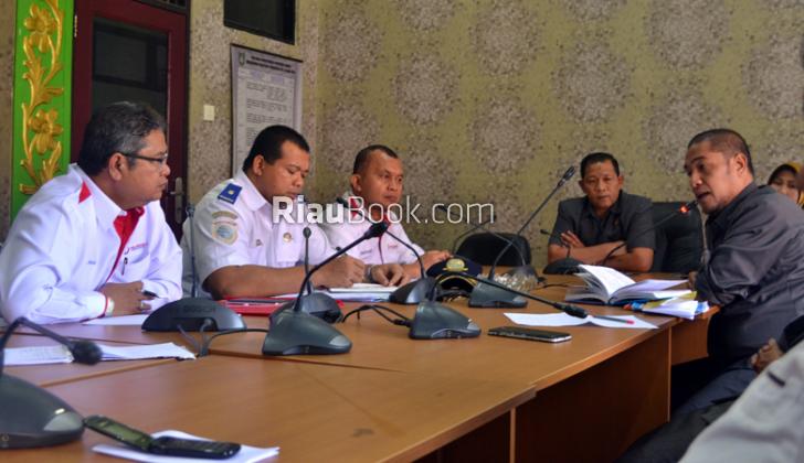Johannes Bentak Salah Seorang Manager PT Pelindo Saat Rapat di Gedung DPRD Dumai