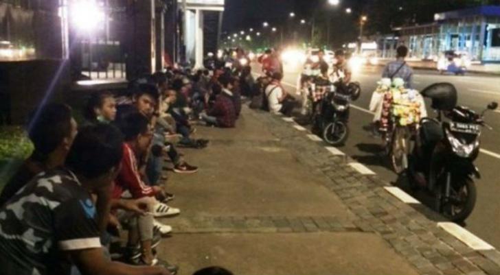 Dapatkan Tiket Final AFF, Suporter Begadang depan Markas Kostrad