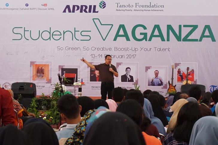 Motivator Rhenald Kasali 'Hipnotis' Mahasiswa dan Pelajar di UIR