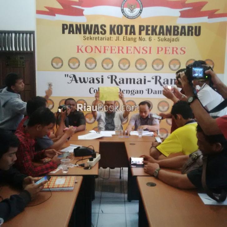 Panwas Temukan Spanduk Berisi Kalimat Provokatif di Rumbai