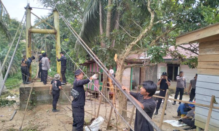 Wujudkan Mimpi Anak Sekolah, Polda Riau Kebut Jembatan Gantung di Kuansing