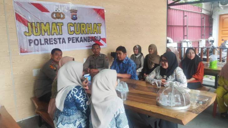 Polresta Pekanbaru Gelar Jumat Curhat Bersama  Masyarakat Payung Sekaki, Apa Saja Keluhan Warga?