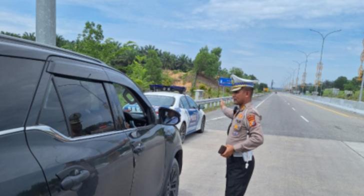 Selain Penegakan Hukum, Subdit Gakkum Ditlantas Polda Riau Berikan Edukasi Pengemudi di Tol Permai
