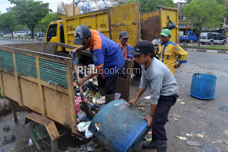 Astaga... Petugas Kebersihan Dumai Sering Temukan Sampah Medis di TPS