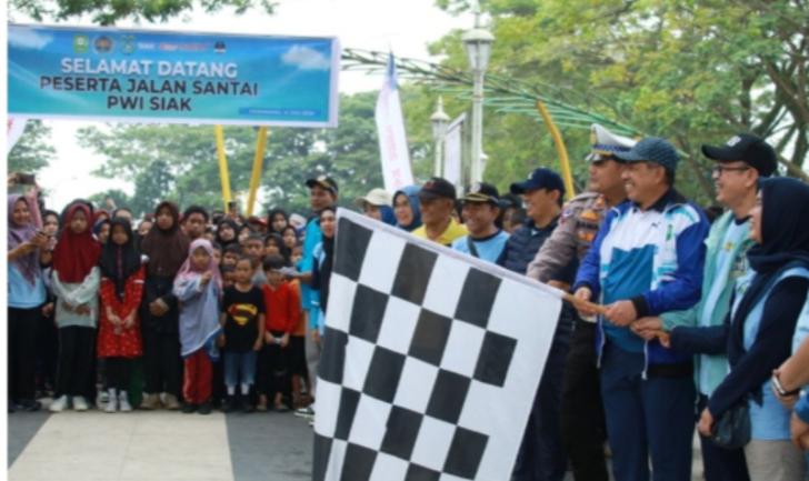 Ribuan Masyarakat Meriahkan Jalan Santai PWI Siak