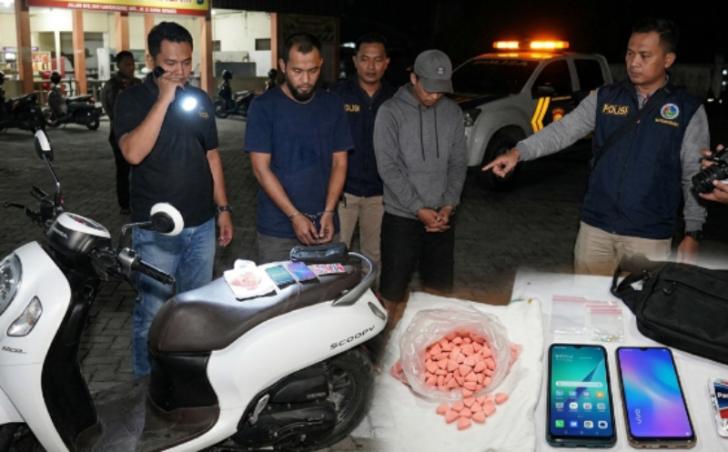Dua Pria Dicokok Polisi saat Keluar Pujasera di Dumai, Puluhan Butir Ekstasi Ditemukan
