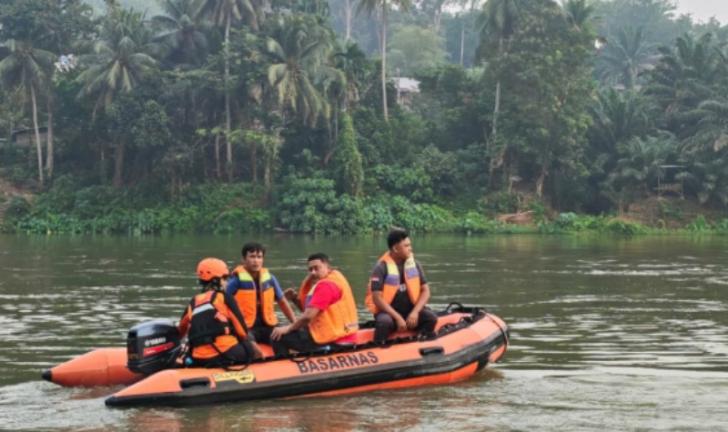 Tim SAR Lakukan Pencarian Korban yang Jatuh di Sungai Kampar