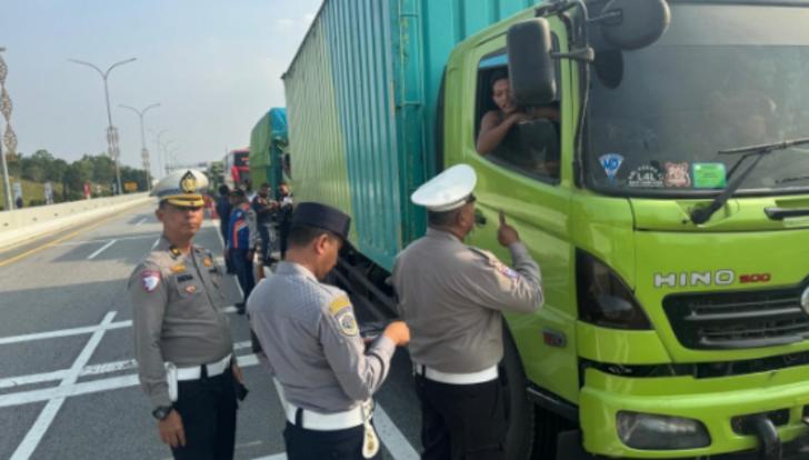 Tim Gabungan Tertibkan Kendaraan Angkutan Barang di Pekanbaru