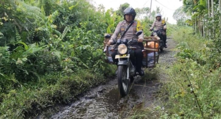 Telusuri Pulau Terluar Ciptakan Pilkada Damai, Kapolsek Rangsang, Salurkan Bantuan Untuk Suku Akit