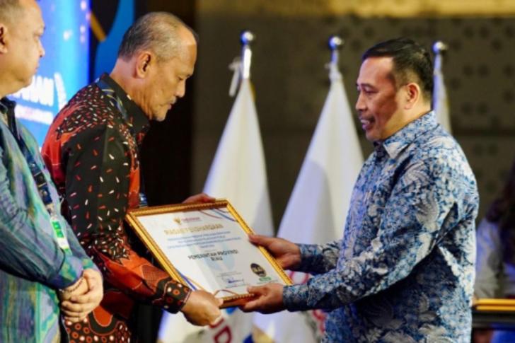 Pemprov Riau Terima Penghargaan Predikat Kepatuhan dalam Bidang Pelayanan Publik