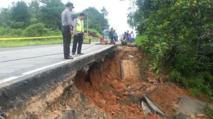 Hati-hati, 25 Meter Jalan Lintas Timur Ambruk