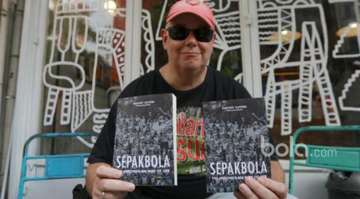 Siapa Bule Inggris yang Menulis Buku Sepak Bola Indonesia?