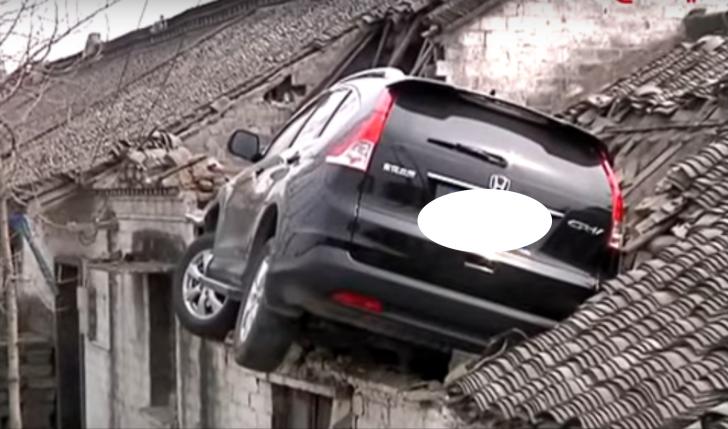 Sebuah Mobil Terbang ke Atas Genteng