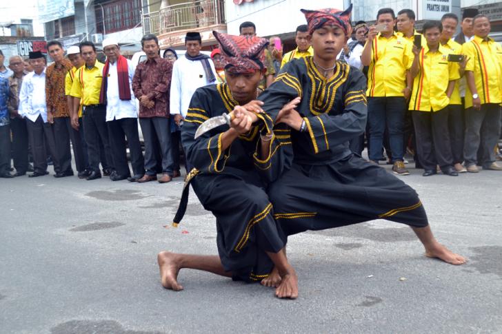 Dua Pendekar Bertarung Menggunakan Senjata Tajam di Hadapan Walikota Dumai
