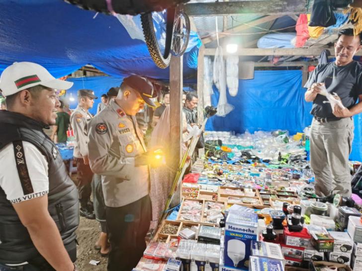Kapolsek Teluk Meranti Pimpin Patroli Malam Antisipasi Gangguan Kamtibmas di Pasar Teluk Meranti