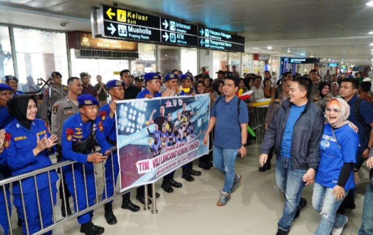 Membanggakan, Kedatangan Tim Volly Disambut PJU Polda Riau di Bandara Sultan Syarif Kasim