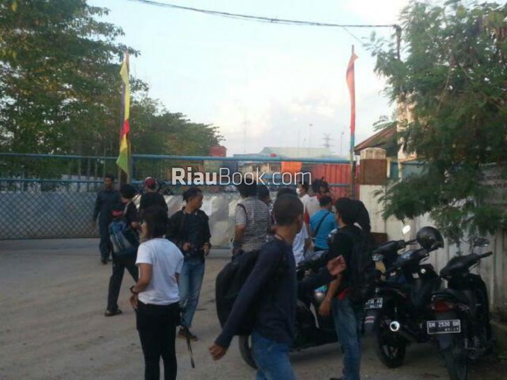 Cegah Peredaran Barang Ilegal, Polda Riau Gerebek Gudang di Sungai Duku
