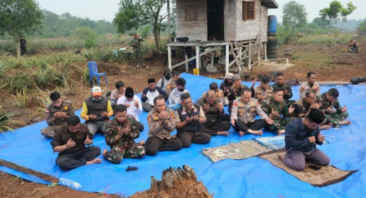 Salat Istisqa di Lokasi Karhutla Indragiri Hulu