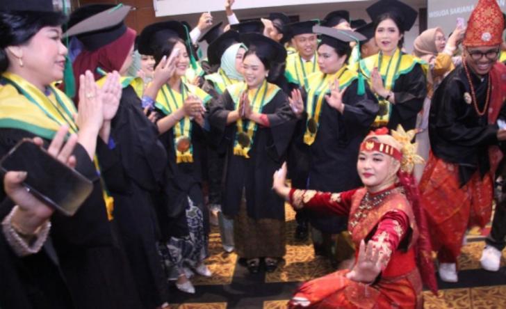 Wisuda Unilak Memiliki Nuansa Perpaduan Beragam Budaya Indonesia