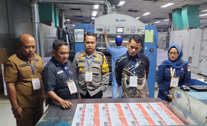 Kapolres dan KPU Kampar Tinjau Proses Percetakan Surat Suara Pilkada Kampar 2024