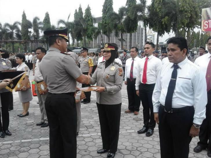 Berprestasi, Dua Personel Polda Riau Terima Penghargaan Umrah Gratis