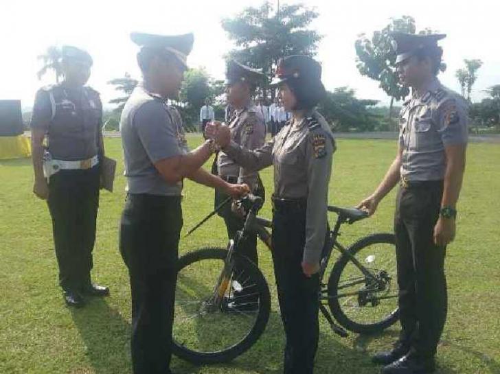 Polres Kuansing Beri Reward Polisi Berprestasi