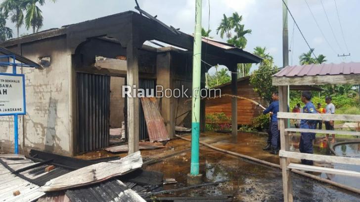 Diduga Akibat Arus Pendek, Dua Ruko Ludes Terbakar di Bengkalis