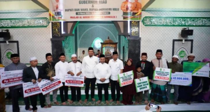 Safari Ramadan di Inhu, Gubri Abdul Wahid Salurkan Sejumlah Bantuan Masyarakat