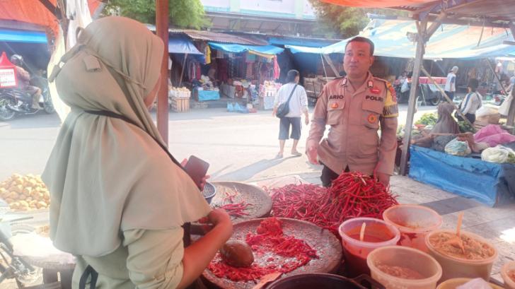 Bhabinkamtibmas Kota Baru Sambangi Pedagang Cabai di Pasar Agus Salim, Pantau Ketersediaan Pangan