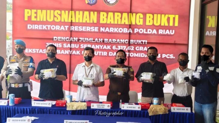 Polda Riau Musnahkan 6.317,62 Gram Sabu, 113 Butir Ekstasi dan 3 Pcs Etomidate