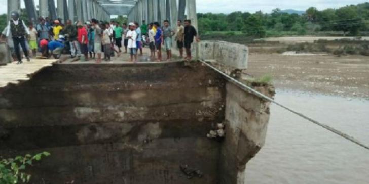 Bencana Datang, Warga Pikul Motor Seberangi Sungai