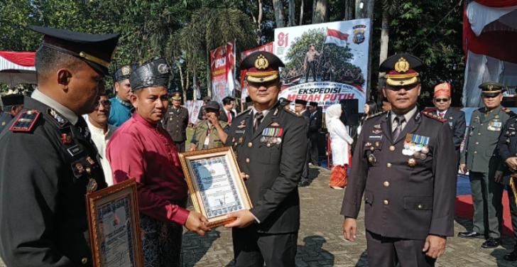 Berperan Sukseskan Tim Ekspedisi Merah Putih, Kapolsek Teluk Meranti dan Masyarakat Dapat Piagam Penghargaan pada Momen HUT RI