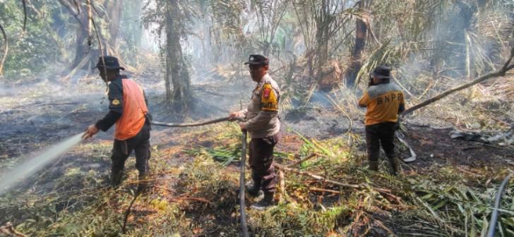 Polres Bengkalis dan Tim Gabungan Padamkan Karhutla di Tiga Lokasi