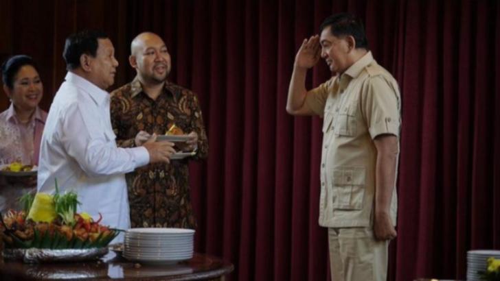 Momen Prabowo Berikan Potongan Tumpeng Ultah, Sjafrie Beri Hormat