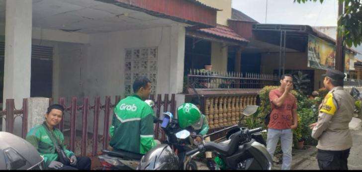Bhabinkamtibmas Polsek Kota Perkuat Kemitraan dengan Komunitas Ojol untuk Pilkada Damai