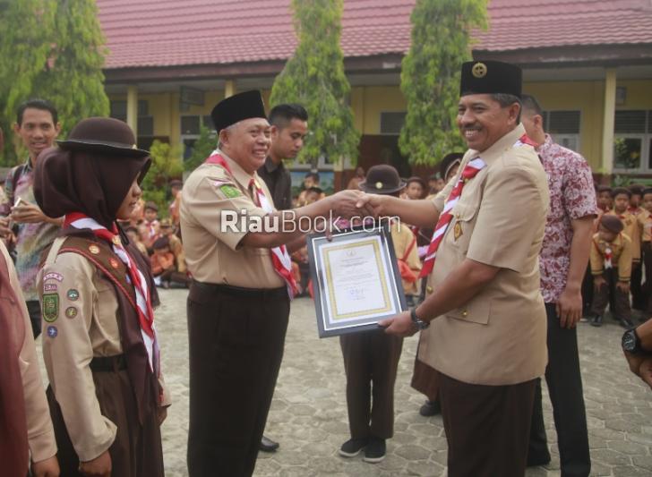 Raih 10 Besar Tingkat Nasional, Alfedri Serahkan Penghargaan ke SDN 01 Lubuk Dalam
