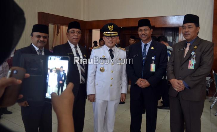 Baru Selesai Sertijab, Zulkifli AS Diburu Pejabat Pemko Dumai Untuk Foto Bareng