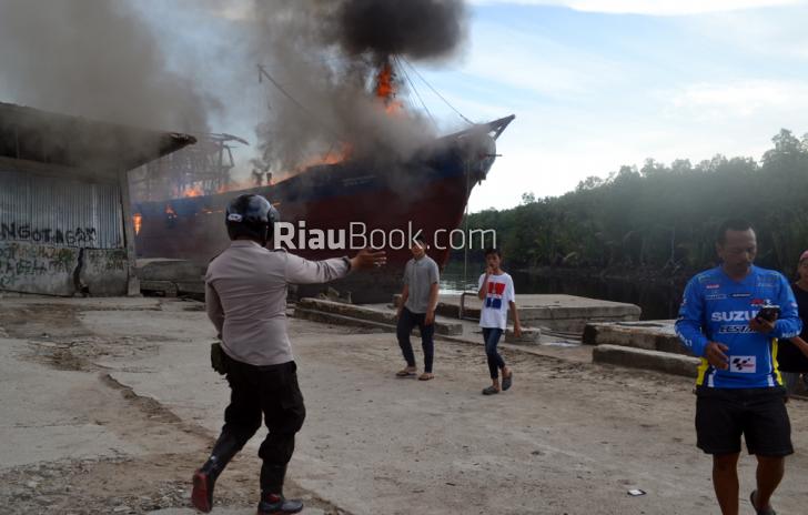 Warga Panik Saat Tangki BBM Kapal Mulai Terbakar di Pelabuhan Rakyat Dumai