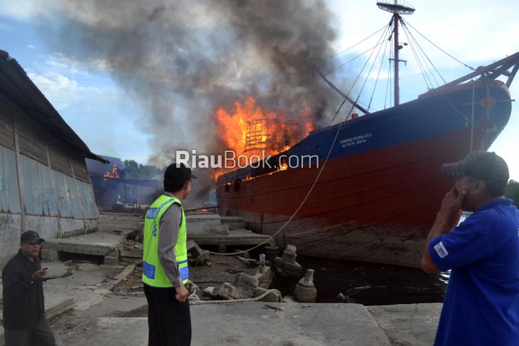 Kapal Agung Perkasa Terbakar di Pelabuhan Rakyat Dumai