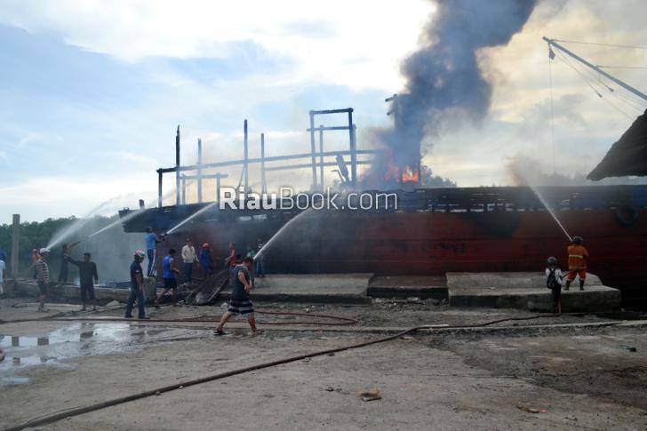 Tiga Unit Mobil Damkar Diterjunkan ke Lokasi Kapal Terbakar di Dumai