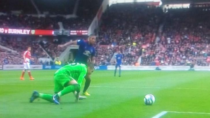 Jagad Maya Heboh, Gol Unik Machester United saat Valdes Terpeleset
