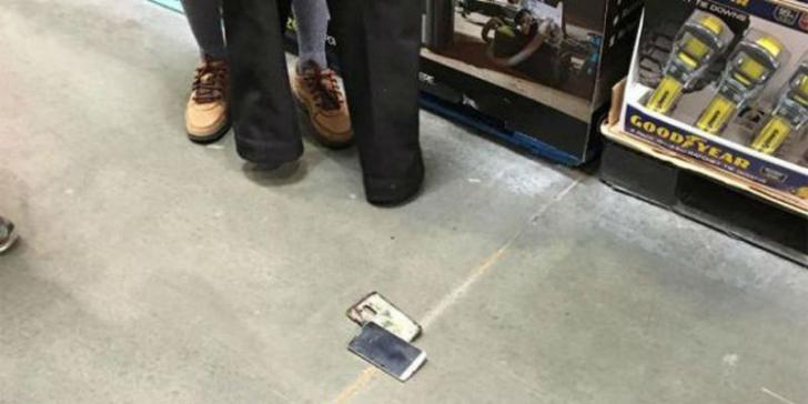 Ponsel Terbakar, Seorang Pengunjung Toko Buka Celana