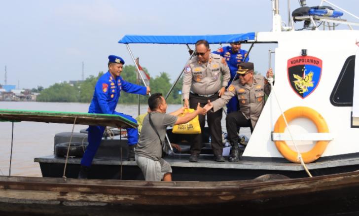 HUT Bhayangkara Ke79, Polres Indragiri Hilir Salurkan 200 Paket Sembako kepada Masyarakat Wilayah Pesisir Sungai Indragiri