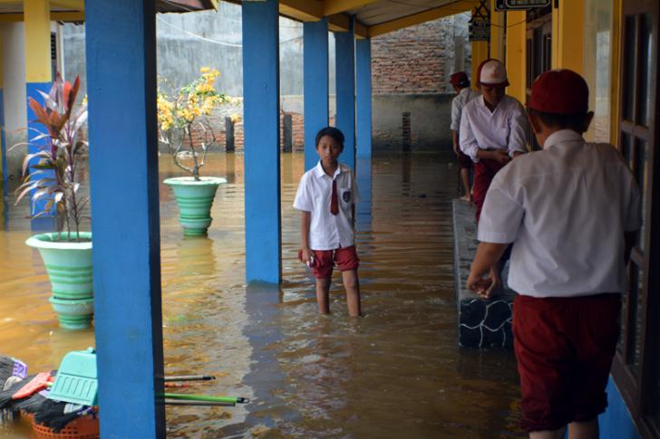 Besok Siswa SDN 001 Rimba Sekampung Diliburkan Akibat Banjir Rob