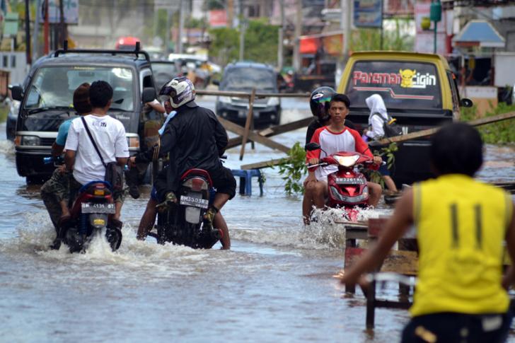 Takut Gelombang Air Masuk ke Rumah, Sejumlah Jalan Diblokir Warga Dumai